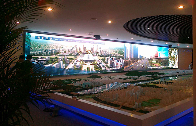 江蘇鹽城汽車商貿城展館P5室內全彩LED顯示屏由上海智彩科技設計、安裝